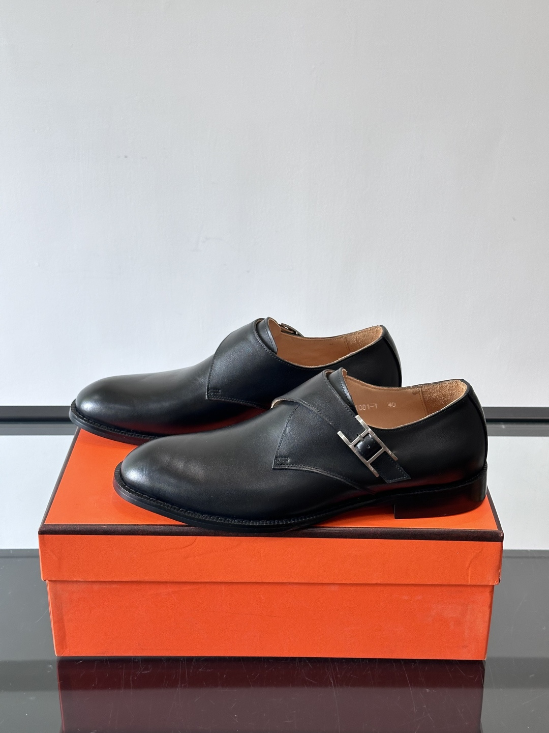 H 爱马仕男士孟克皮鞋，选用优质牛皮，鞋面柔软细腻，内里透气舒适，真皮大底耐磨又稳固。双排扣设计+金属扣