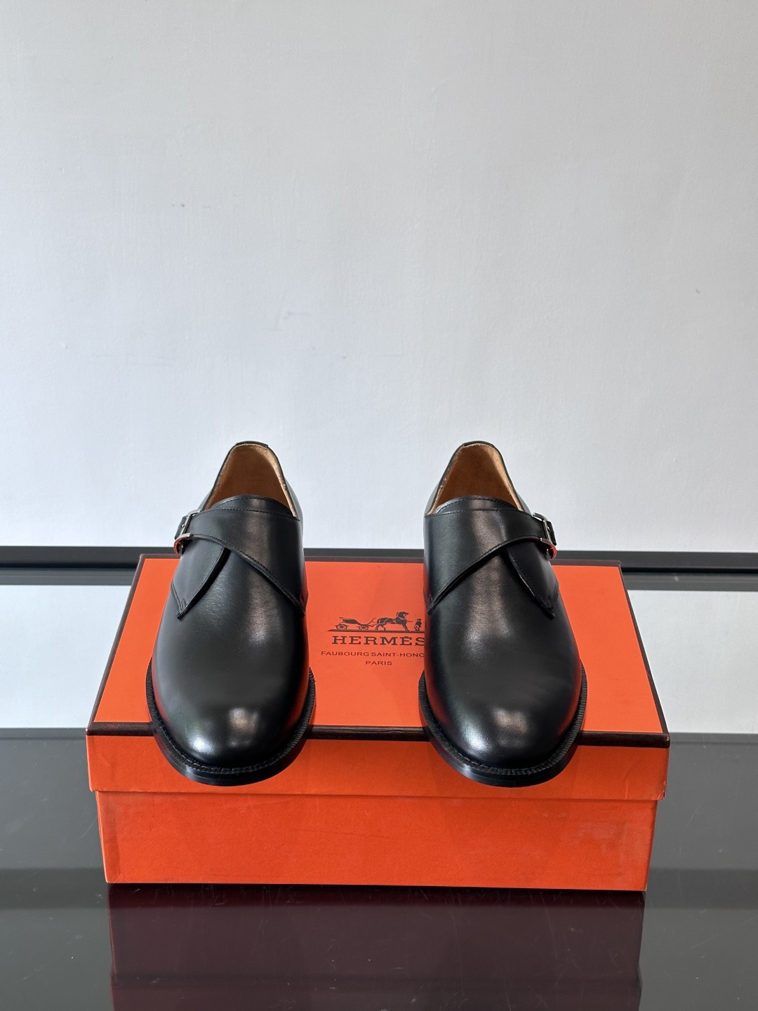 H 爱马仕男士孟克皮鞋，选用优质牛皮，鞋面柔软细腻，内里透气舒适，真皮大底耐磨又稳固。双排扣设计+金属扣