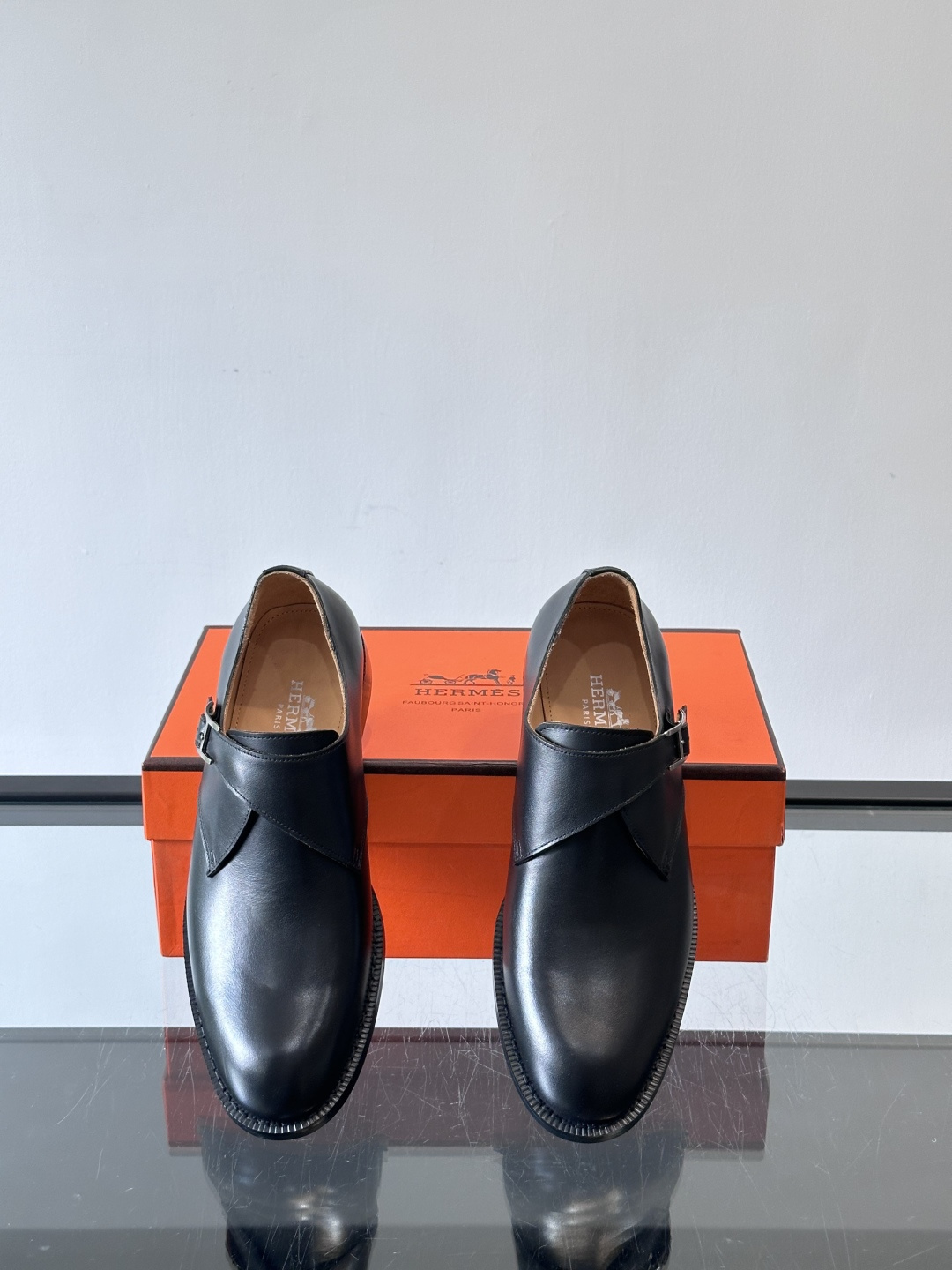 H 爱马仕男士孟克皮鞋，选用优质牛皮，鞋面柔软细腻，内里透气舒适，真皮大底耐磨又稳固。双排扣设计+金属扣