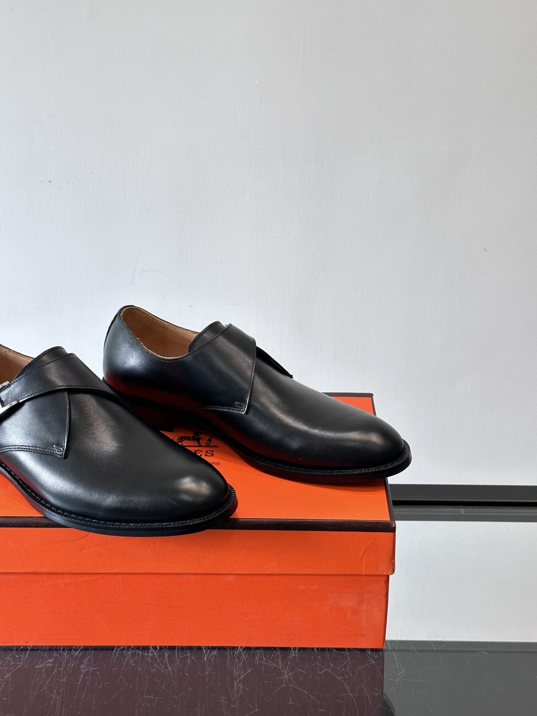 H 爱马仕男士孟克皮鞋，选用优质牛皮，鞋面柔软细腻，内里透气舒适，真皮大底耐磨又稳固。双排扣设计+金属扣