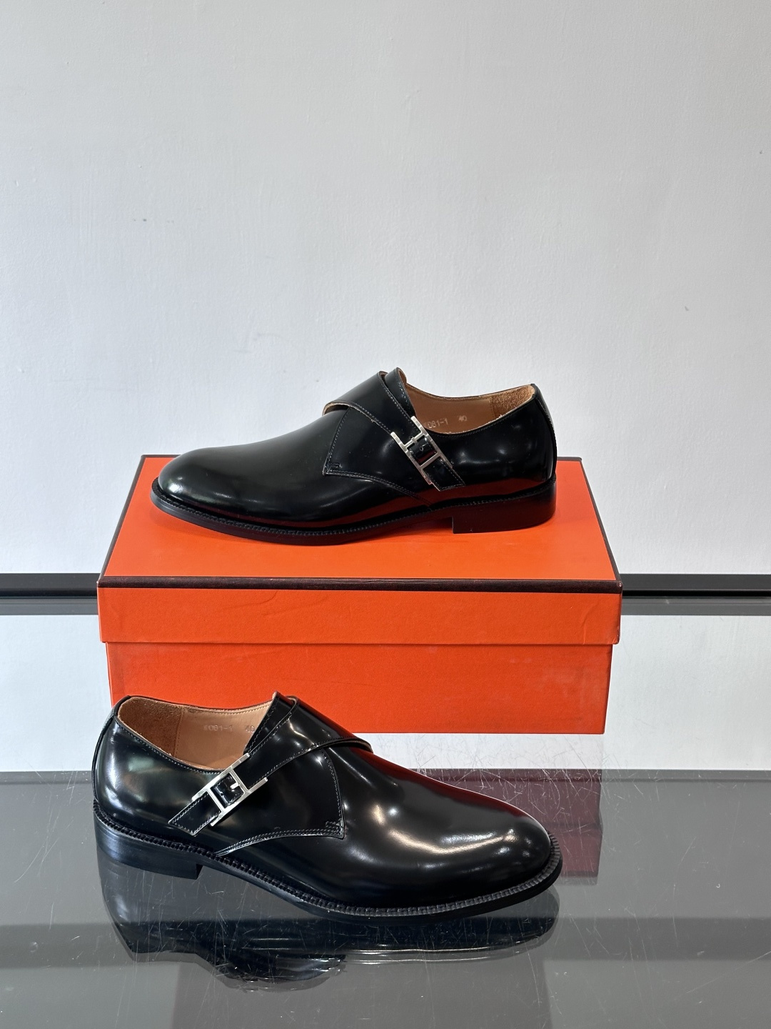 H 爱马仕男士孟克皮鞋，选用优质牛皮，鞋面柔软细腻，内里透气舒适，真皮大底耐磨又稳固。双排扣设计+金属扣