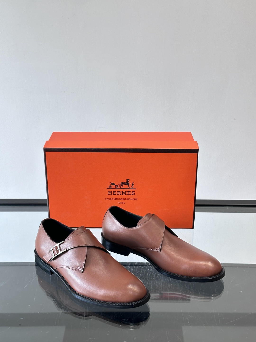 H 爱马仕男士孟克皮鞋，选用优质牛皮，鞋面柔软细腻，内里透气舒适，真皮大底耐磨又稳固。双排扣设计+金属扣