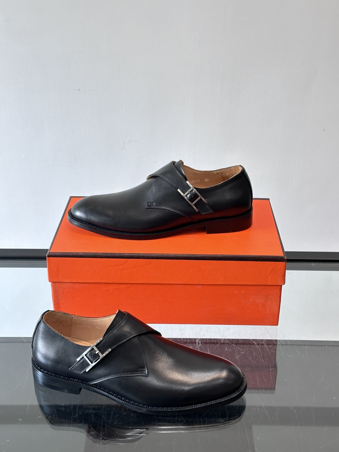 H 爱马仕男士孟克皮鞋，选用优质牛皮，鞋面柔软细腻，内里透气舒适，真皮大底耐磨又稳固。双排扣设计+金属扣