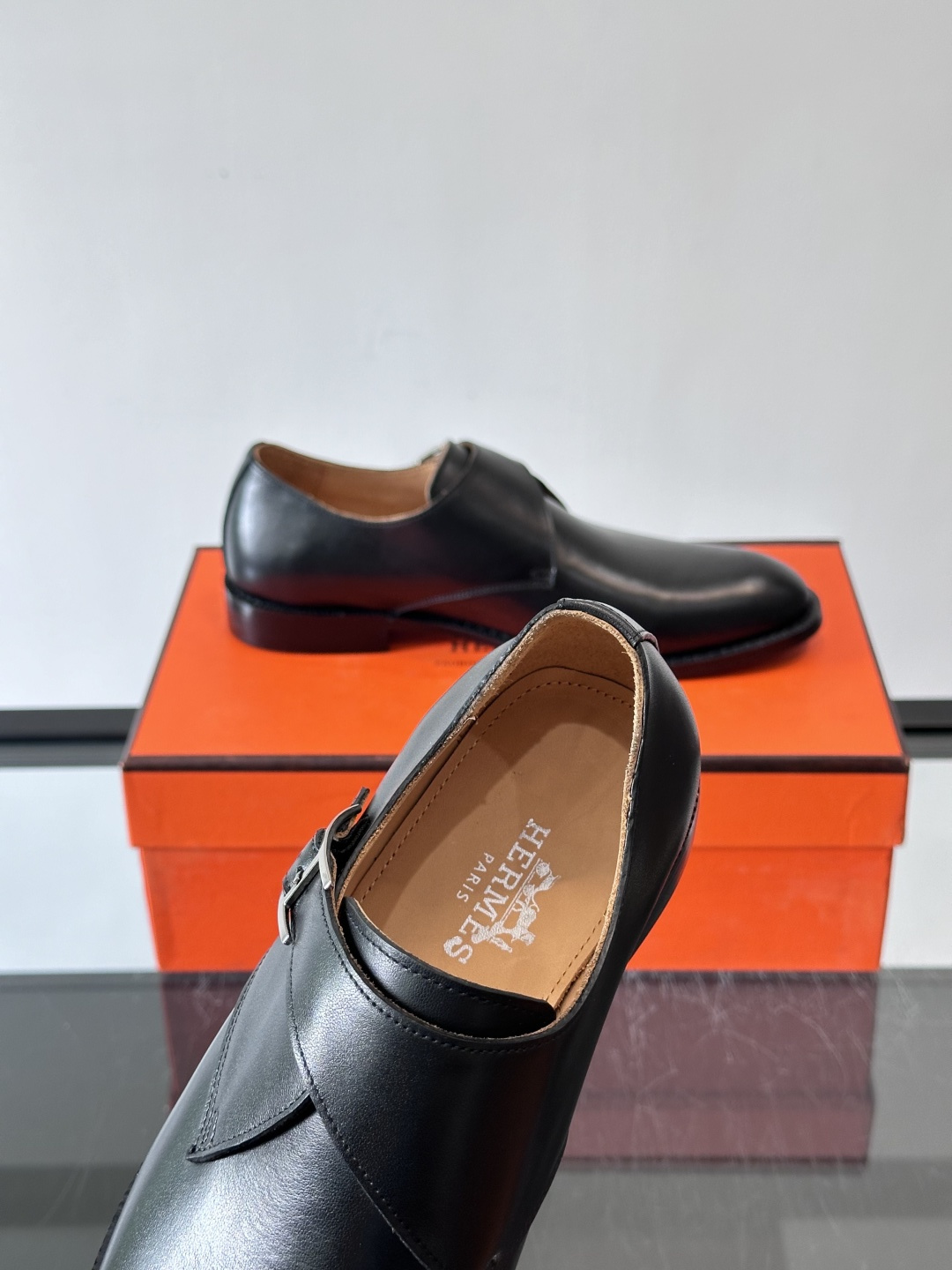 H 爱马仕男士孟克皮鞋，选用优质牛皮，鞋面柔软细腻，内里透气舒适，真皮大底耐磨又稳固。双排扣设计+金属扣