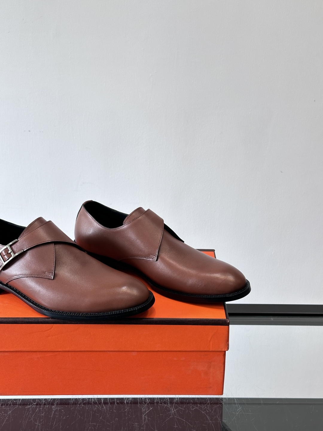 H 爱马仕男士孟克皮鞋，选用优质牛皮，鞋面柔软细腻，内里透气舒适，真皮大底耐磨又稳固。双排扣设计+金属扣