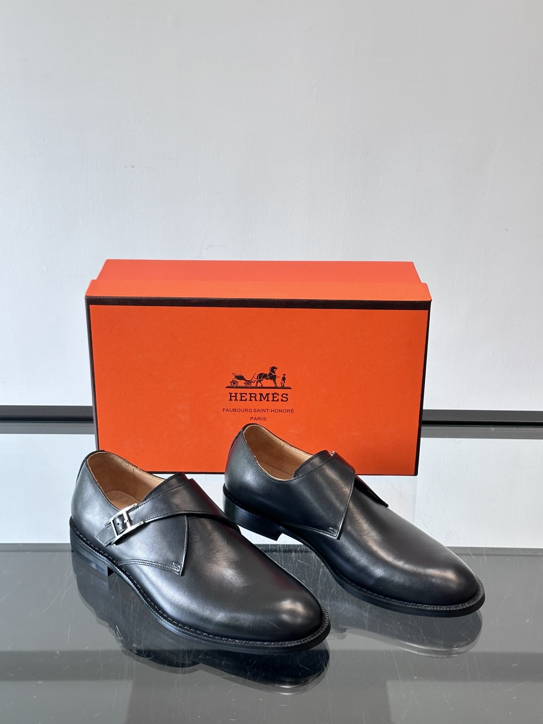 H 爱马仕男士孟克皮鞋，选用优质牛皮，鞋面柔软细腻，内里透气舒适，真皮大底耐磨又稳固。双排扣设计+金属扣
