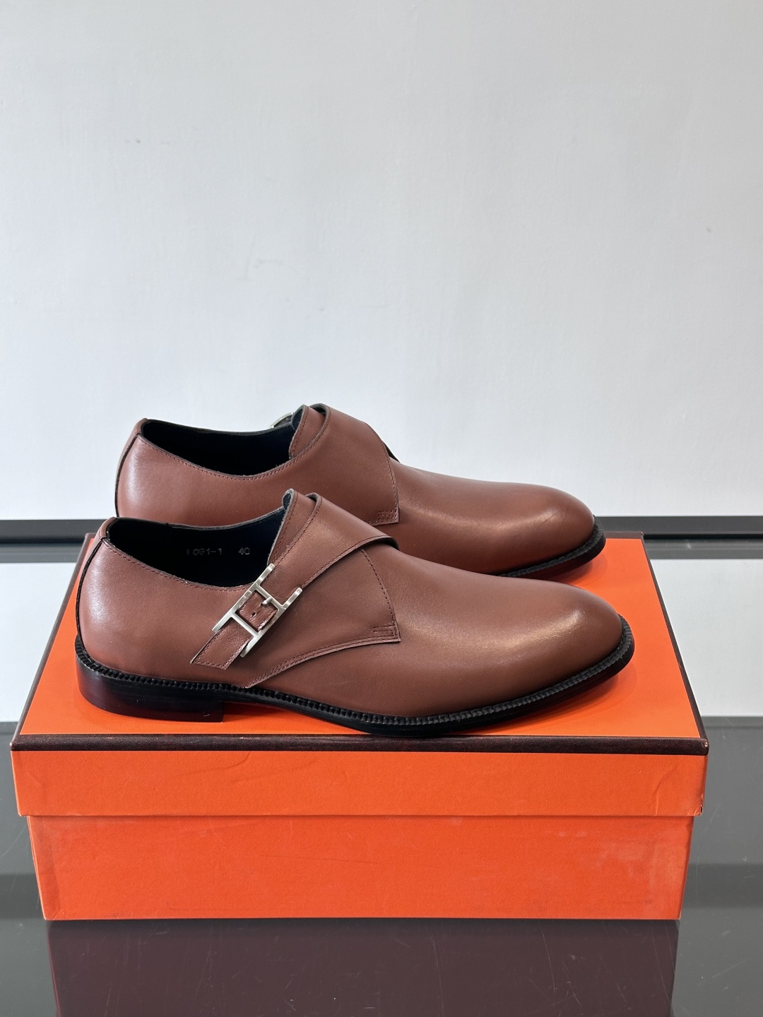 H 爱马仕男士孟克皮鞋，选用优质牛皮，鞋面柔软细腻，内里透气舒适，真皮大底耐磨又稳固。双排扣设计+金属扣