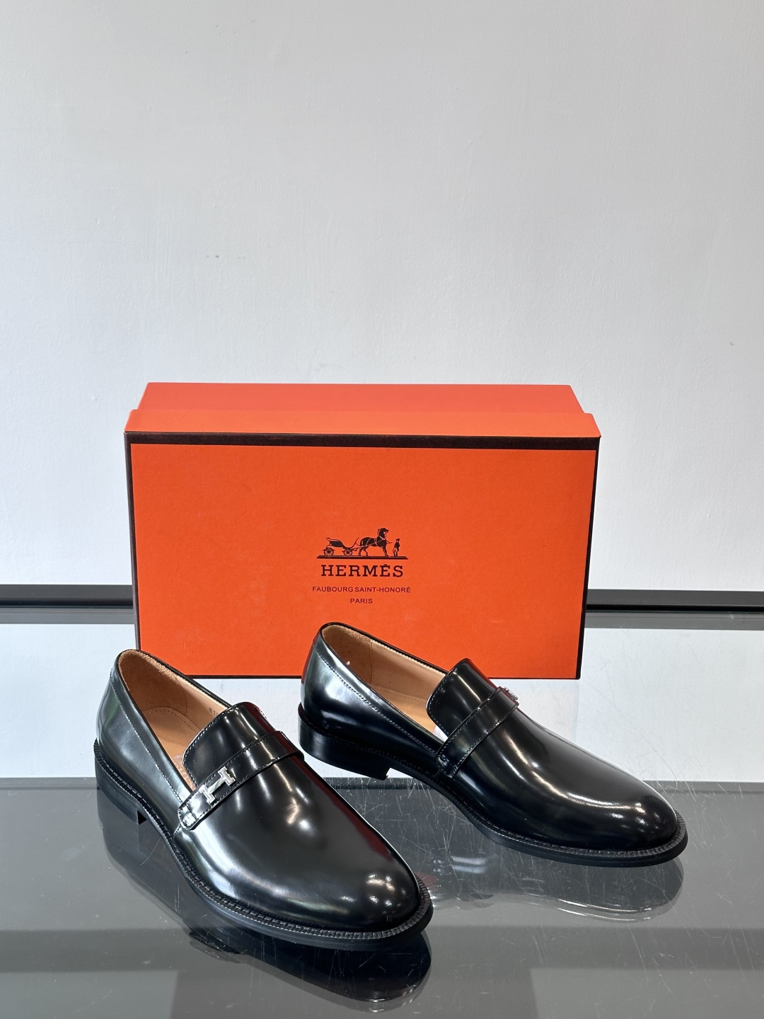 H爱马仕🐎男士皮鞋，选用优质牛皮，鞋面细腻柔软，搭配迷你Paris金属鞋扣，低调又奢华✨。经典乐福鞋型，