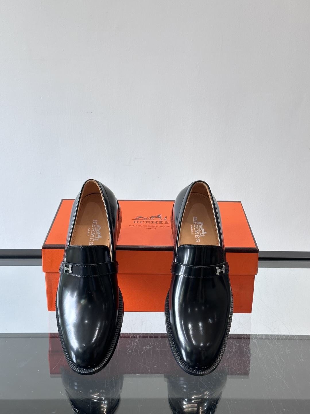 H爱马仕🐎男士皮鞋，选用优质牛皮，鞋面细腻柔软，搭配迷你Paris金属鞋扣，低调又奢华✨。经典乐福鞋型，