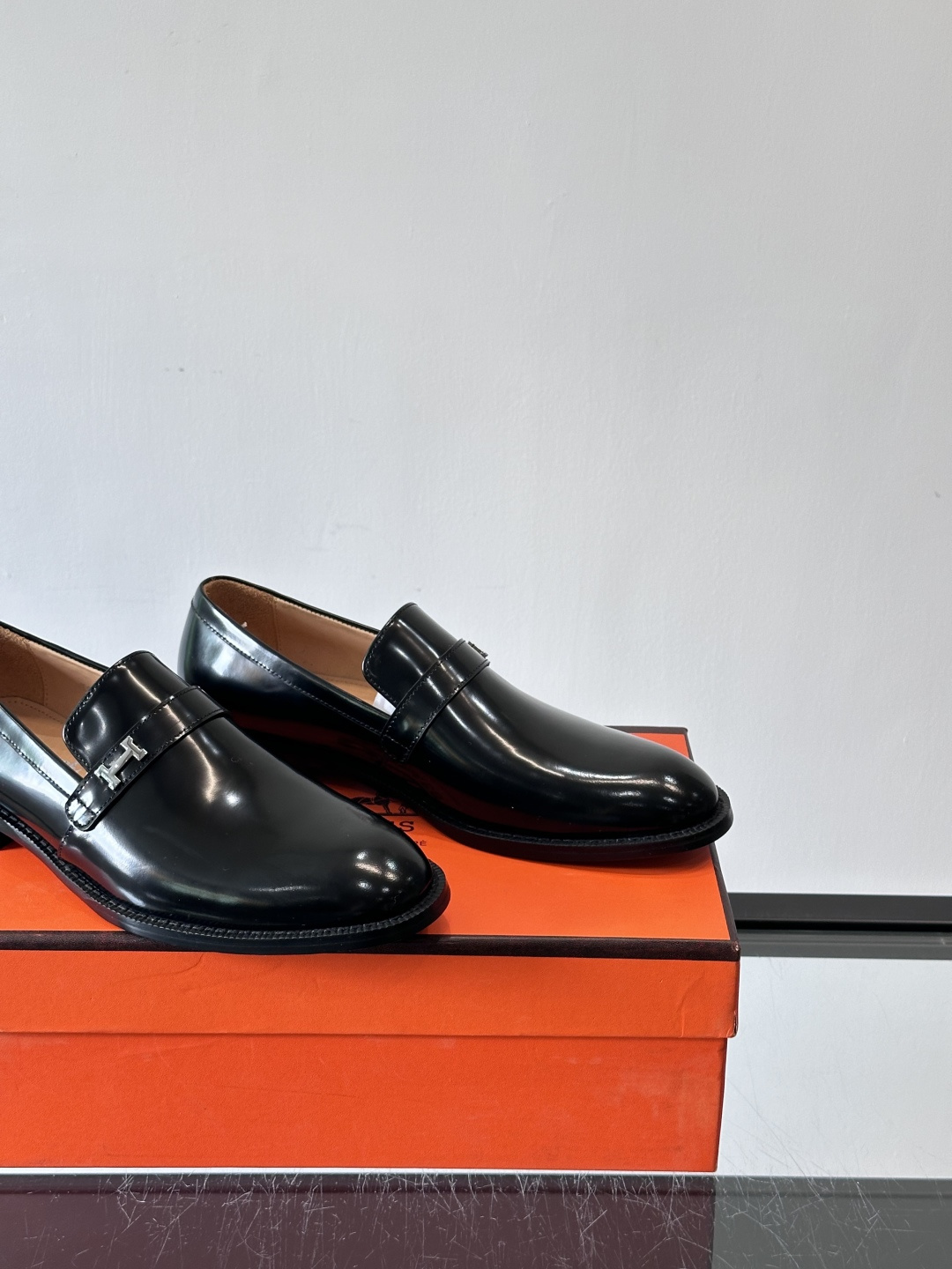 H爱马仕🐎男士皮鞋，选用优质牛皮，鞋面细腻柔软，搭配迷你Paris金属鞋扣，低调又奢华✨。经典乐福鞋型，