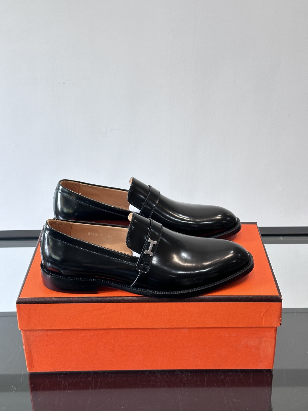 H爱马仕🐎男士皮鞋，选用优质牛皮，鞋面细腻柔软，搭配迷你Paris金属鞋扣，低调又奢华✨。经典乐福鞋型，