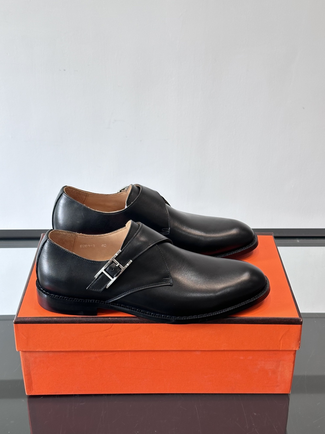 H 爱马仕男士孟克皮鞋，选用优质牛皮，鞋面柔软细腻，内里透气舒适，真皮大底耐磨又稳固。双排扣设计+金属扣