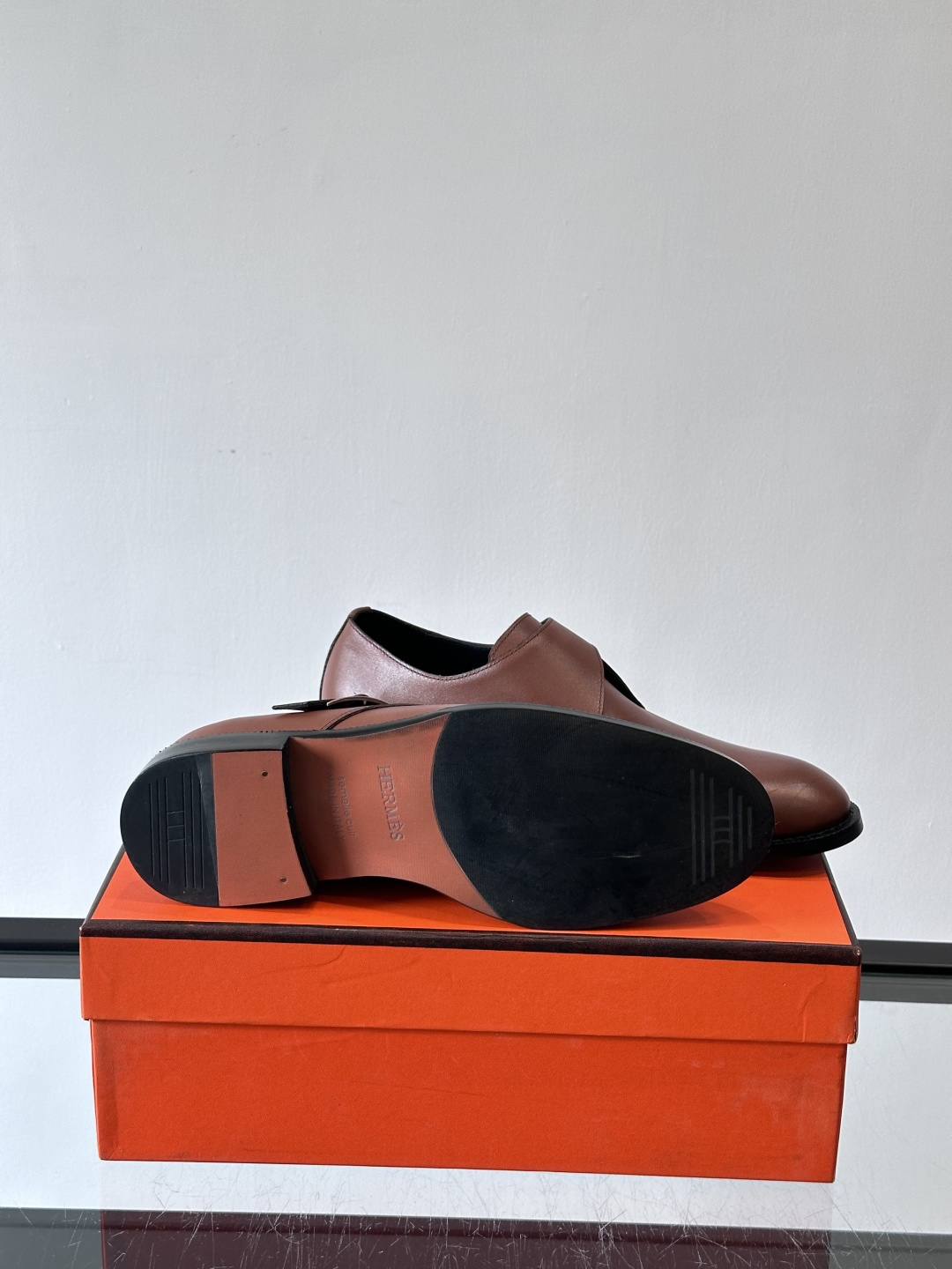 H 爱马仕男士孟克皮鞋，选用优质牛皮，鞋面柔软细腻，内里透气舒适，真皮大底耐磨又稳固。双排扣设计+金属扣