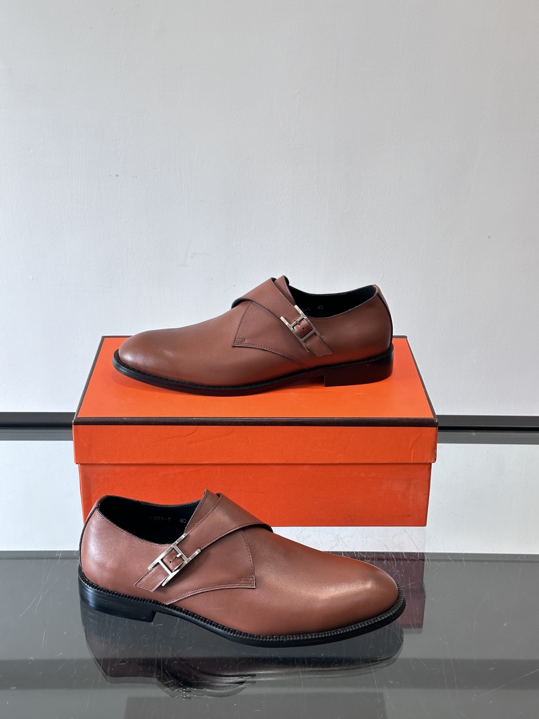 H 爱马仕男士孟克皮鞋，选用优质牛皮，鞋面柔软细腻，内里透气舒适，真皮大底耐磨又稳固。双排扣设计+金属扣