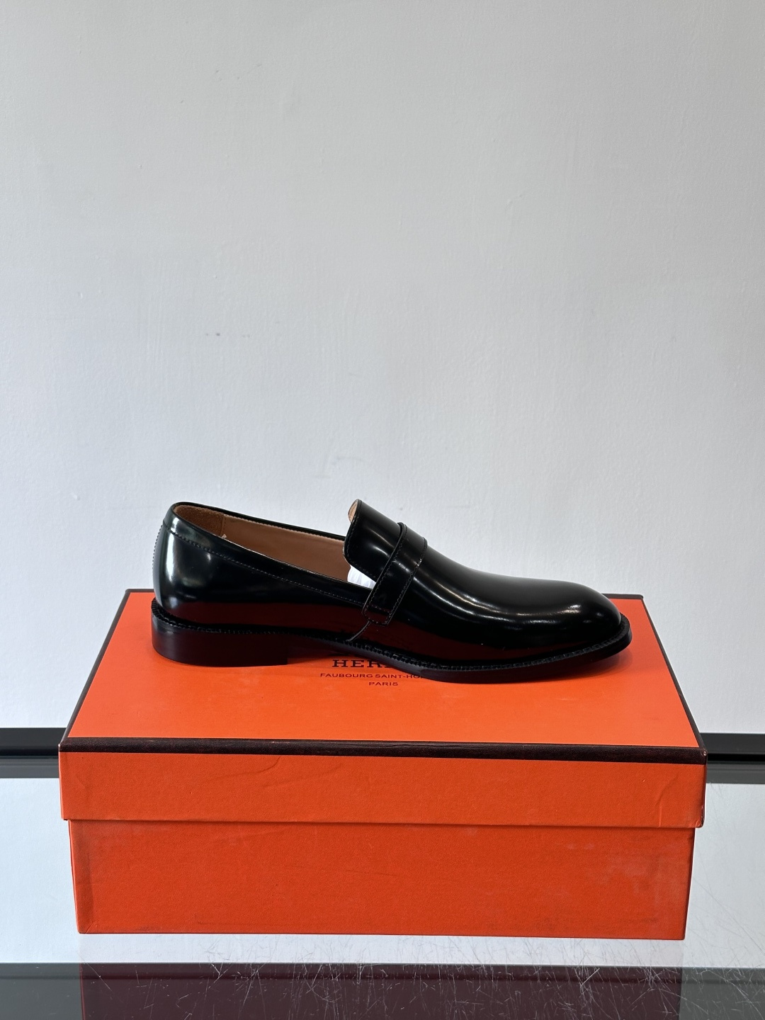 H爱马仕🐎男士皮鞋，选用优质牛皮，鞋面细腻柔软，搭配迷你Paris金属鞋扣，低调又奢华✨。经典乐福鞋型，
