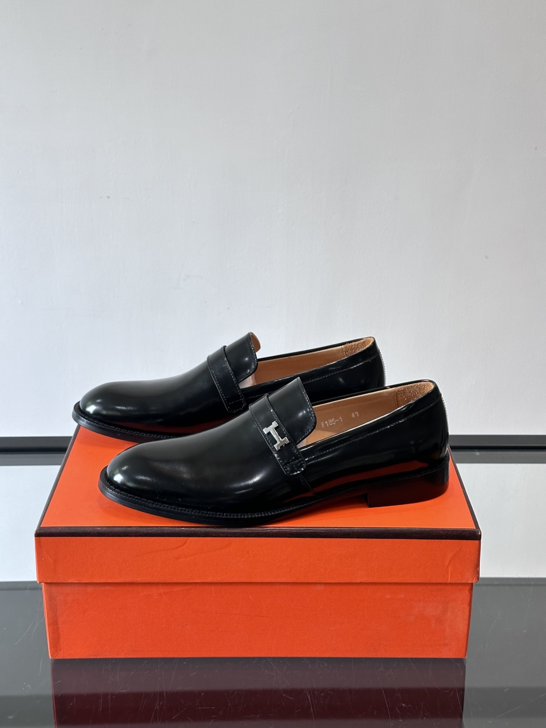 H爱马仕🐎男士皮鞋，选用优质牛皮，鞋面细腻柔软，搭配迷你Paris金属鞋扣，低调又奢华✨。经典乐福鞋型，