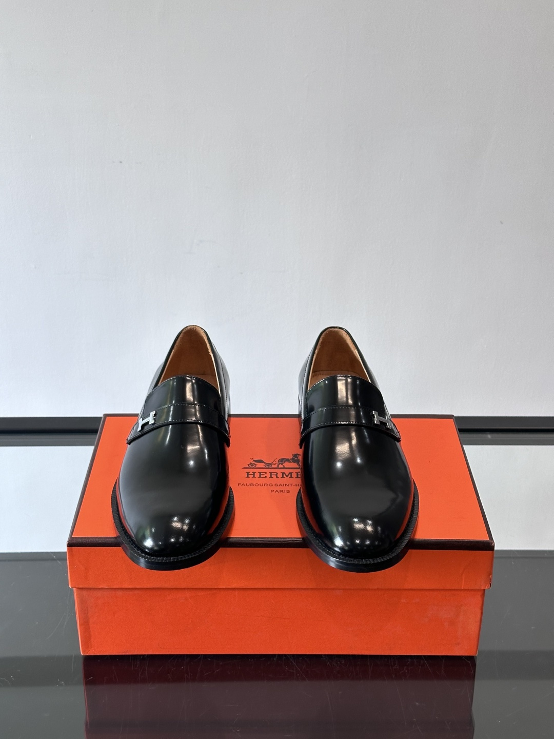 H爱马仕🐎男士皮鞋，选用优质牛皮，鞋面细腻柔软，搭配迷你Paris金属鞋扣，低调又奢华✨。经典乐福鞋型，