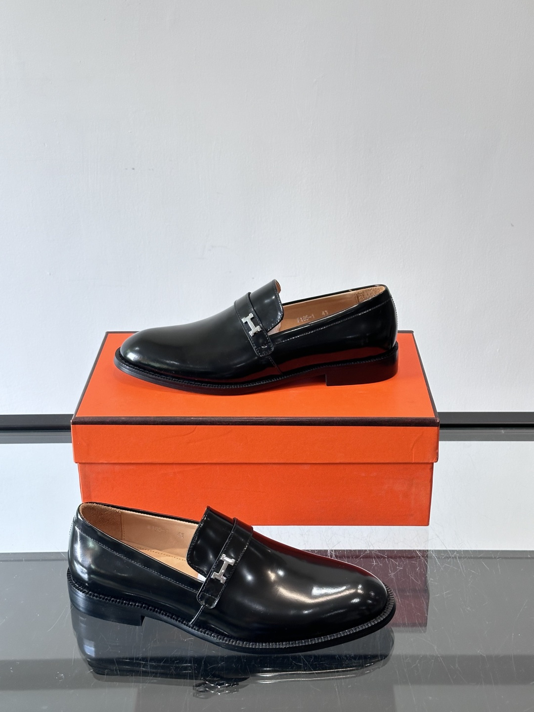 H爱马仕🐎男士皮鞋，选用优质牛皮，鞋面细腻柔软，搭配迷你Paris金属鞋扣，低调又奢华✨。经典乐福鞋型，