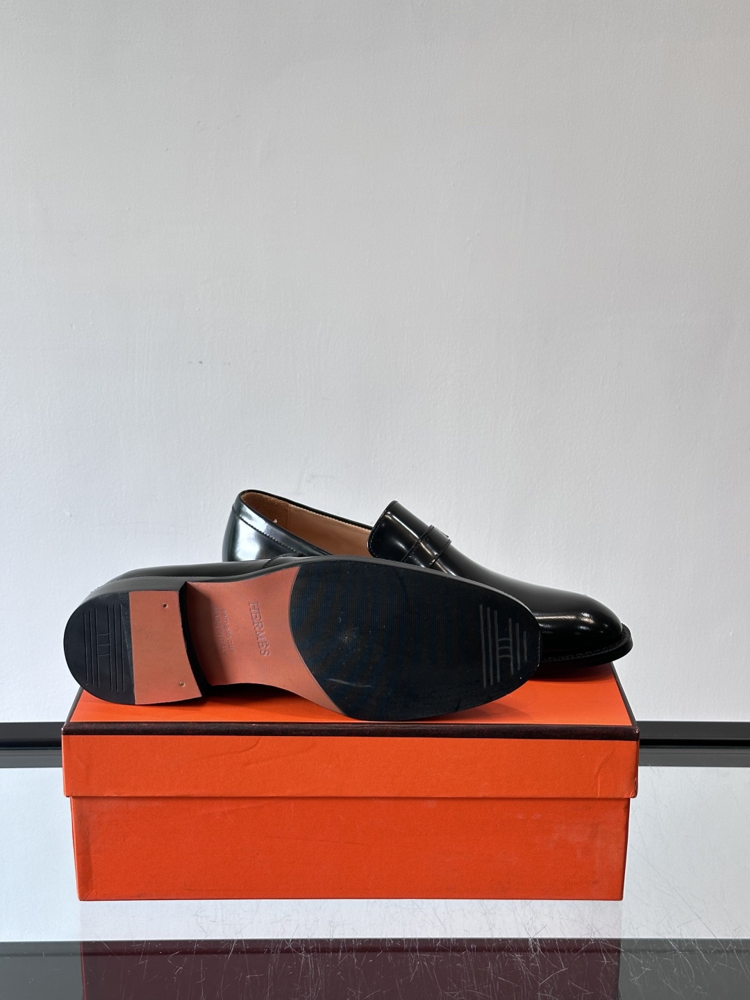 H爱马仕🐎男士皮鞋，选用优质牛皮，鞋面细腻柔软，搭配迷你Paris金属鞋扣，低调又奢华✨。经典乐福鞋型，