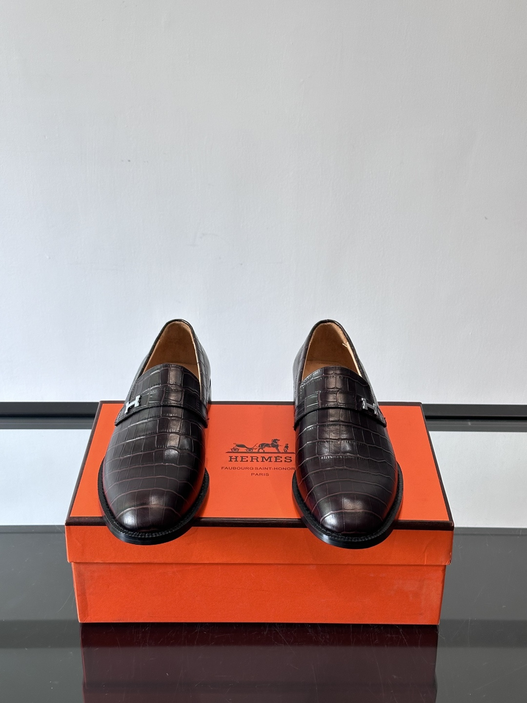 H爱马仕🐎男士皮鞋，选用优质牛皮，鞋面细腻柔软，搭配迷你Paris金属鞋扣，低调又奢华✨。经典乐福鞋型，