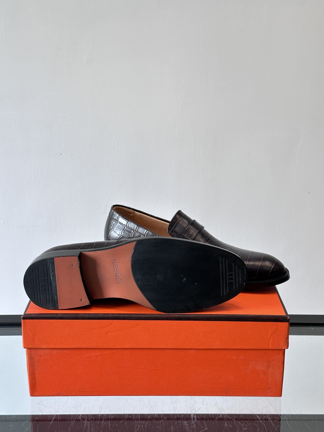 H爱马仕🐎男士皮鞋，选用优质牛皮，鞋面细腻柔软，搭配迷你Paris金属鞋扣，低调又奢华✨。经典乐福鞋型，