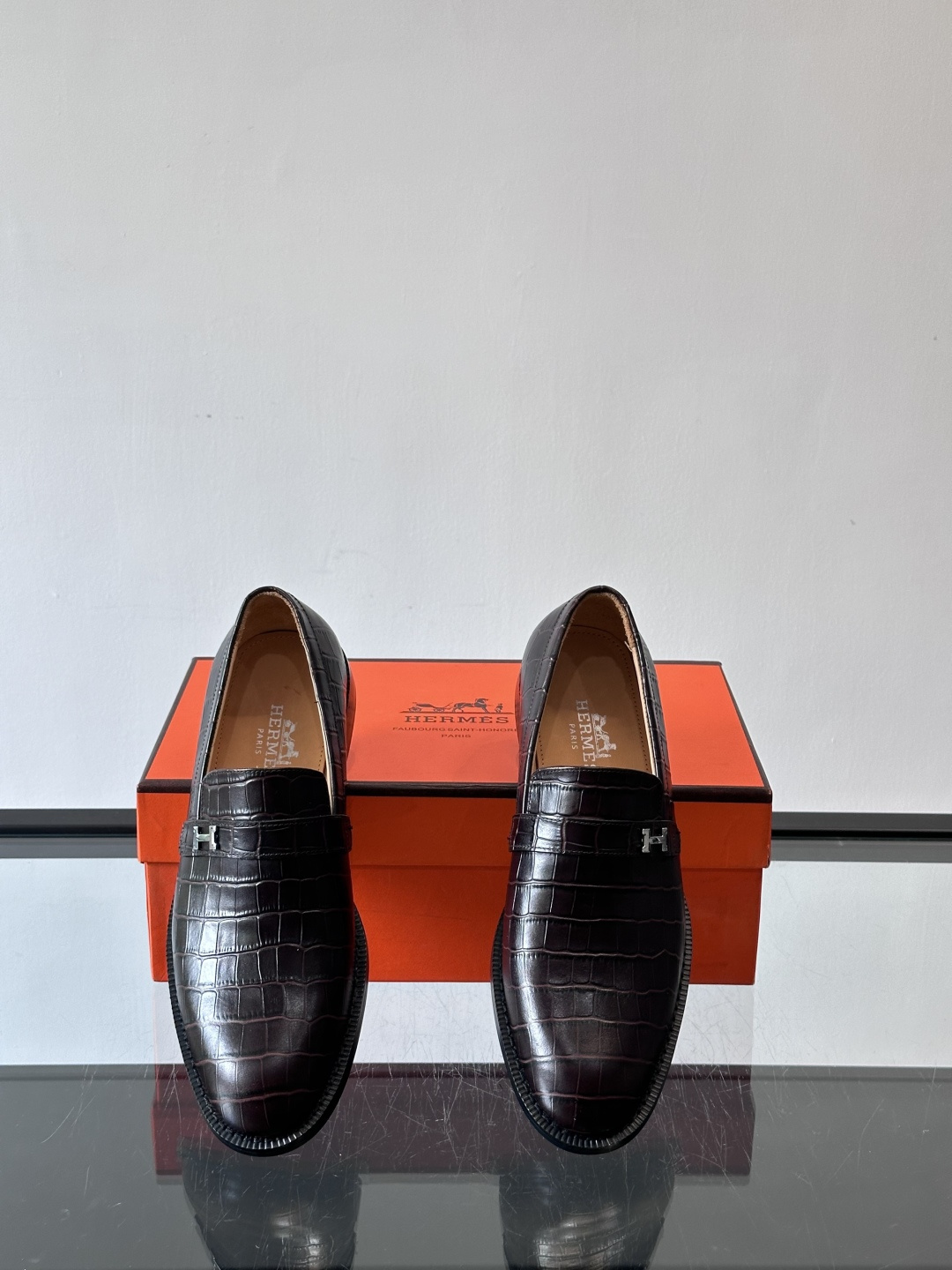 H爱马仕🐎男士皮鞋，选用优质牛皮，鞋面细腻柔软，搭配迷你Paris金属鞋扣，低调又奢华✨。经典乐福鞋型，