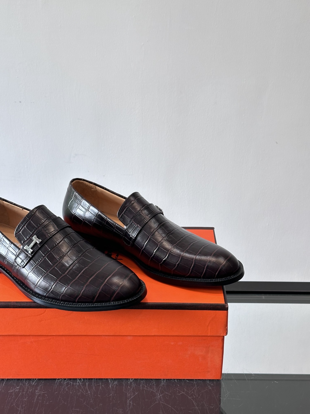 H爱马仕🐎男士皮鞋，选用优质牛皮，鞋面细腻柔软，搭配迷你Paris金属鞋扣，低调又奢华✨。经典乐福鞋型，