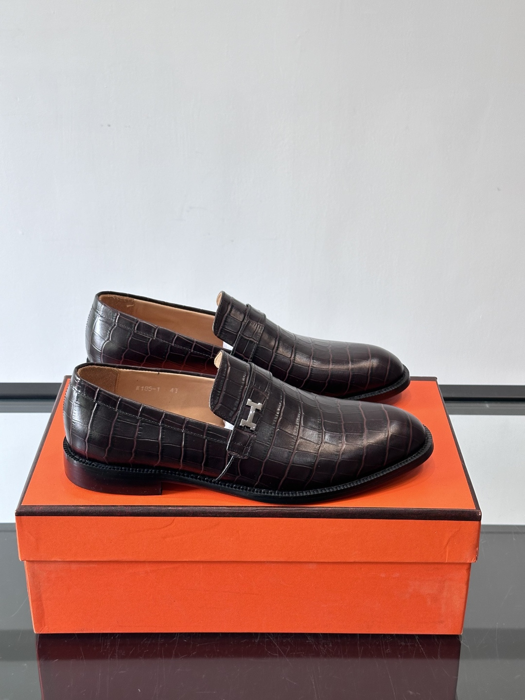 H爱马仕🐎男士皮鞋，选用优质牛皮，鞋面细腻柔软，搭配迷你Paris金属鞋扣，低调又奢华✨。经典乐福鞋型，