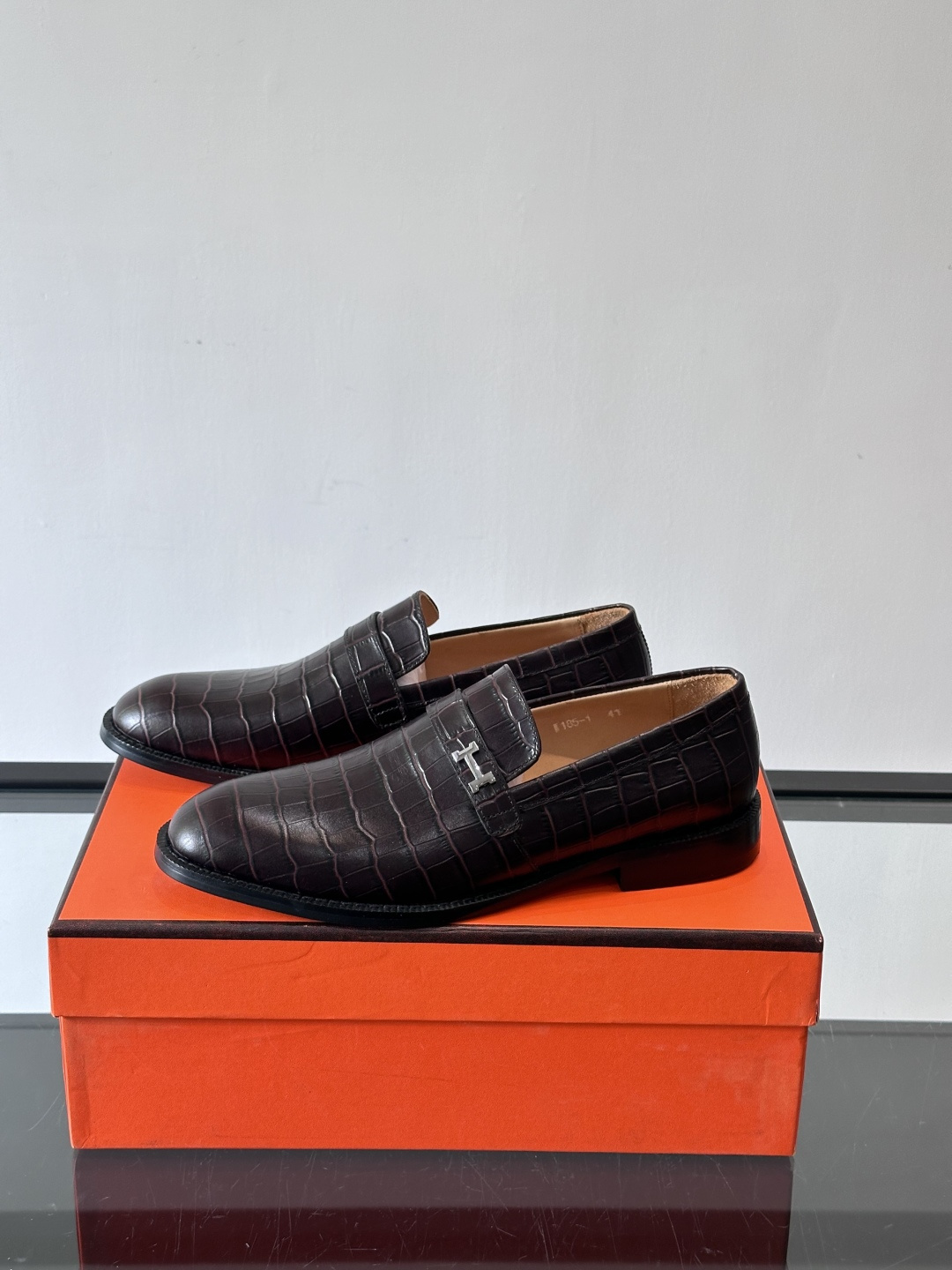 H爱马仕🐎男士皮鞋，选用优质牛皮，鞋面细腻柔软，搭配迷你Paris金属鞋扣，低调又奢华✨。经典乐福鞋型，