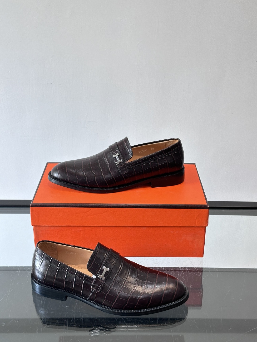 H爱马仕🐎男士皮鞋，选用优质牛皮，鞋面细腻柔软，搭配迷你Paris金属鞋扣，低调又奢华✨。经典乐福鞋型，