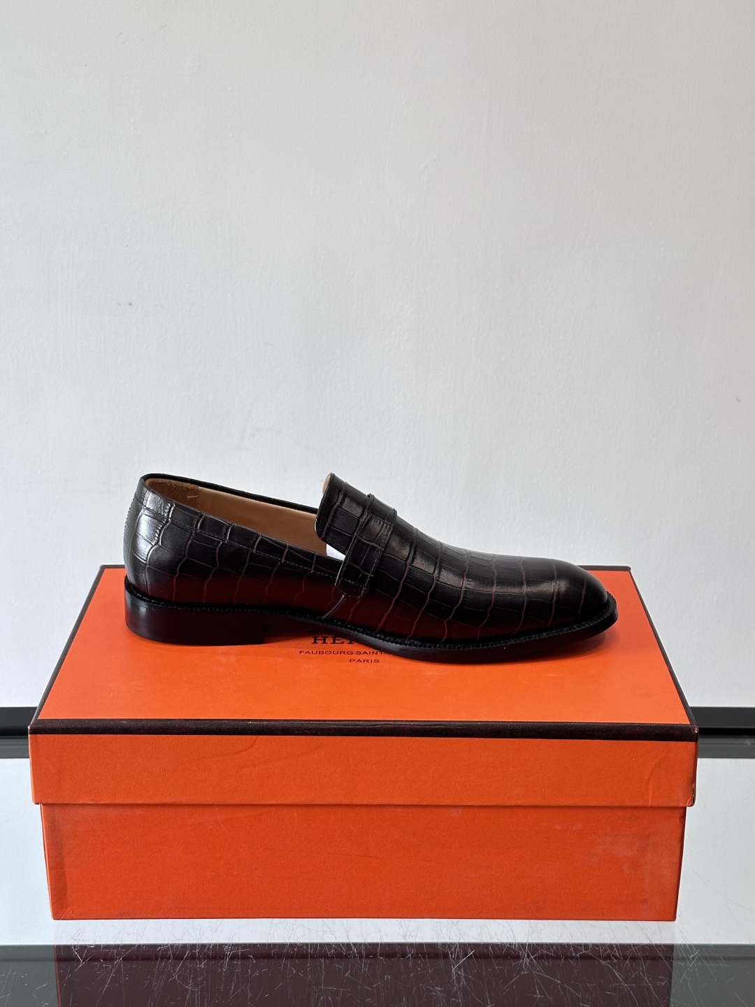 H爱马仕🐎男士皮鞋，选用优质牛皮，鞋面细腻柔软，搭配迷你Paris金属鞋扣，低调又奢华✨。经典乐福鞋型，