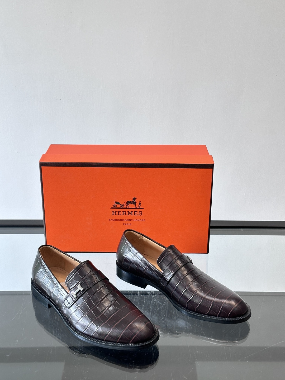 H爱马仕🐎男士皮鞋，选用优质牛皮，鞋面细腻柔软，搭配迷你Paris金属鞋扣，低调又奢华✨。经典乐福鞋型，