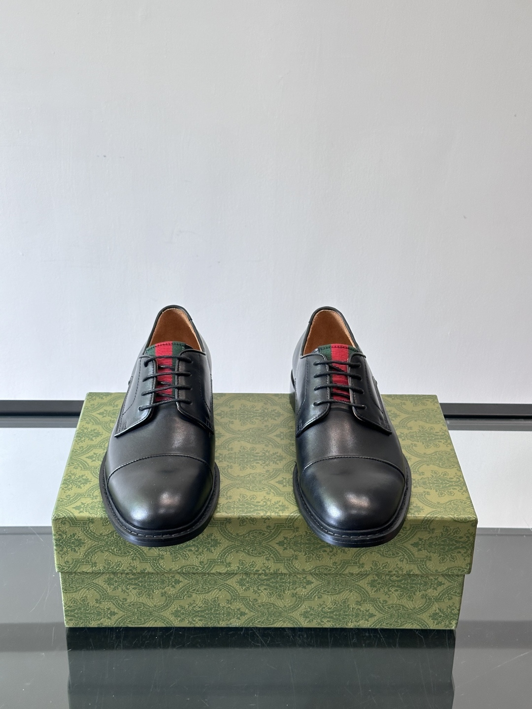 GUCCI男士德比鞋，黑色抛光牛皮革，质感高级又耐用✨。三接头设计+红色织带细节，低调中带点品牌辨识度。