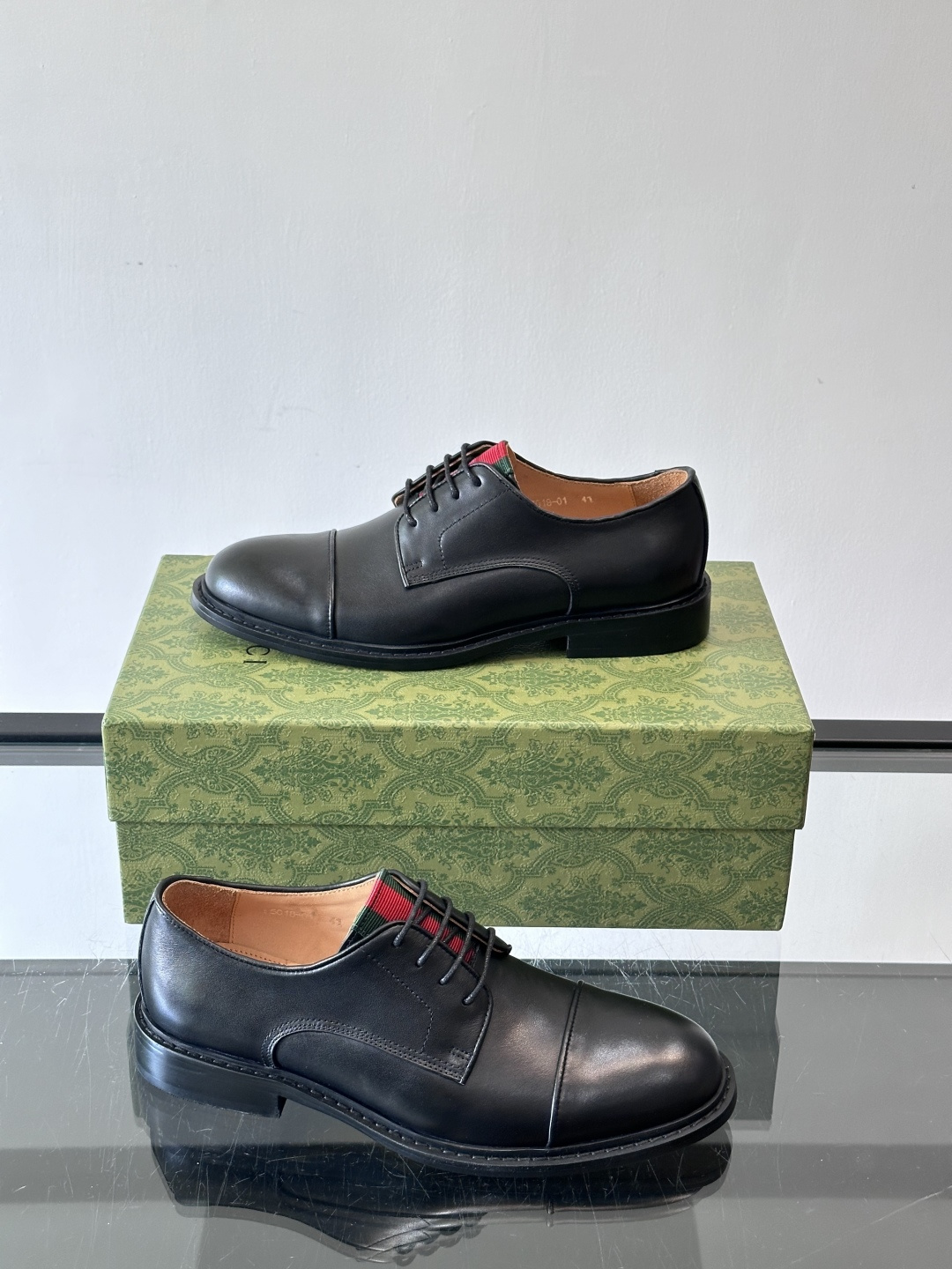 GUCCI男士德比鞋，黑色抛光牛皮革，质感高级又耐用✨。三接头设计+红色织带细节，低调中带点品牌辨识度。