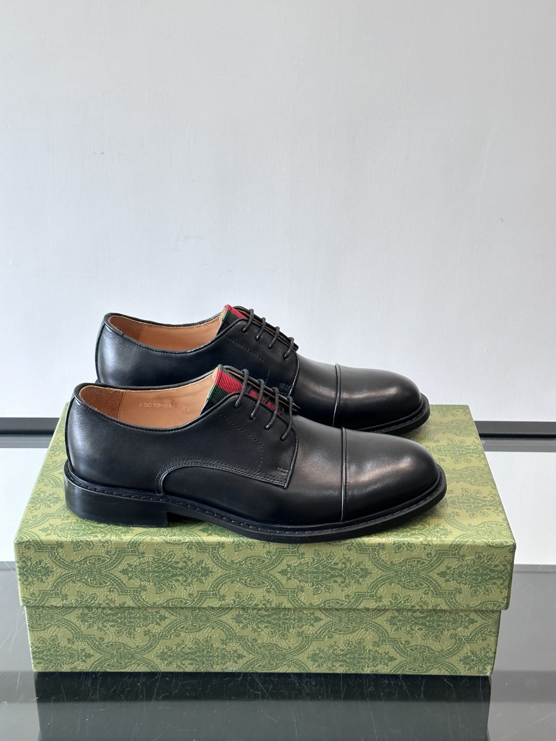 GUCCI男士德比鞋，黑色抛光牛皮革，质感高级又耐用✨。三接头设计+红色织带细节，低调中带点品牌辨识度。
