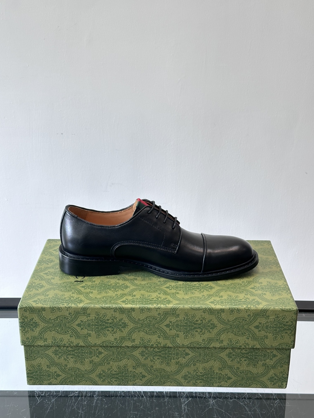 GUCCI男士德比鞋，黑色抛光牛皮革，质感高级又耐用✨。三接头设计+红色织带细节，低调中带点品牌辨识度。