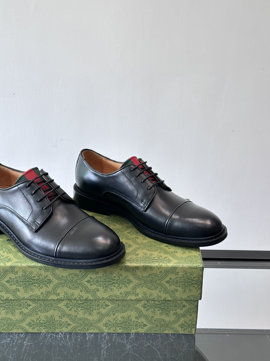 GUCCI男士德比鞋，黑色抛光牛皮革，质感高级又耐用✨。三接头设计+红色织带细节，低调中带点品牌辨识度。
