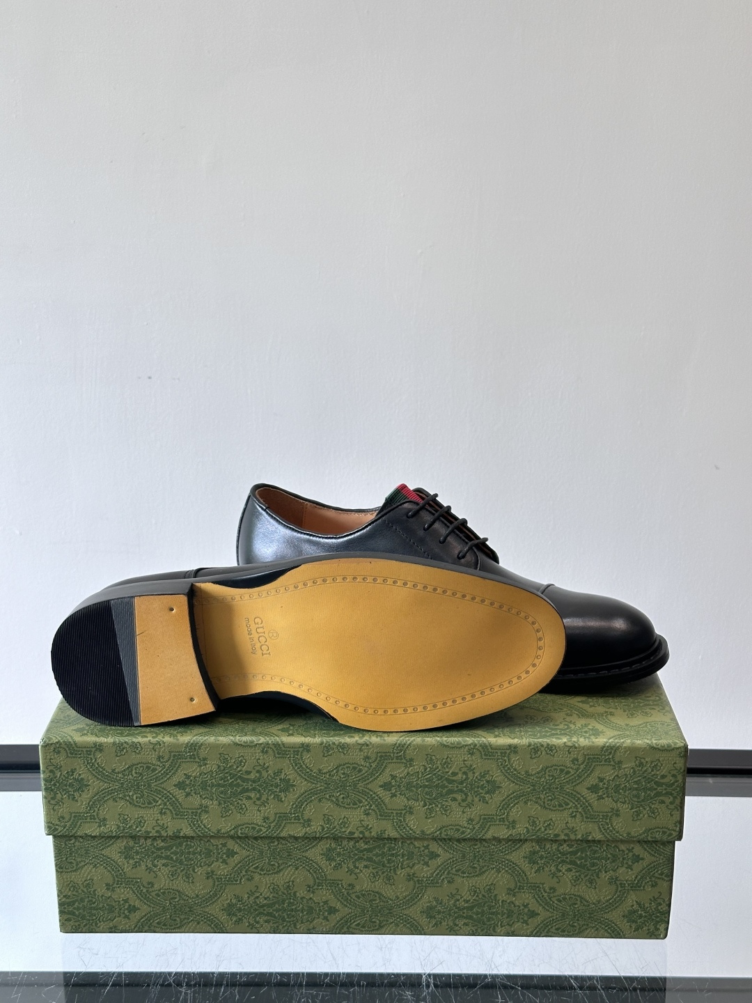 GUCCI男士德比鞋，黑色抛光牛皮革，质感高级又耐用✨。三接头设计+红色织带细节，低调中带点品牌辨识度。