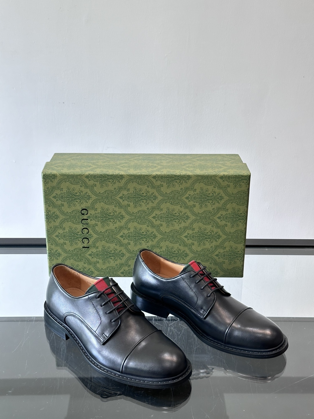 GUCCI男士德比鞋，黑色抛光牛皮革，质感高级又耐用✨。三接头设计+红色织带细节，低调中带点品牌辨识度。