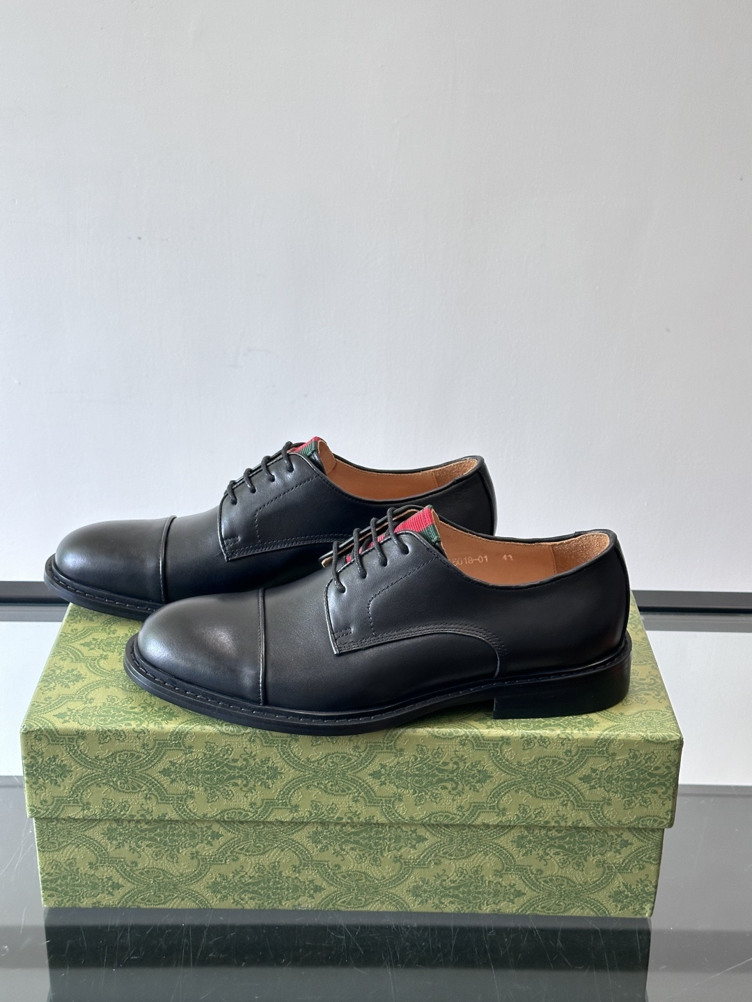 GUCCI男士德比鞋，黑色抛光牛皮革，质感高级又耐用✨。三接头设计+红色织带细节，低调中带点品牌辨识度。