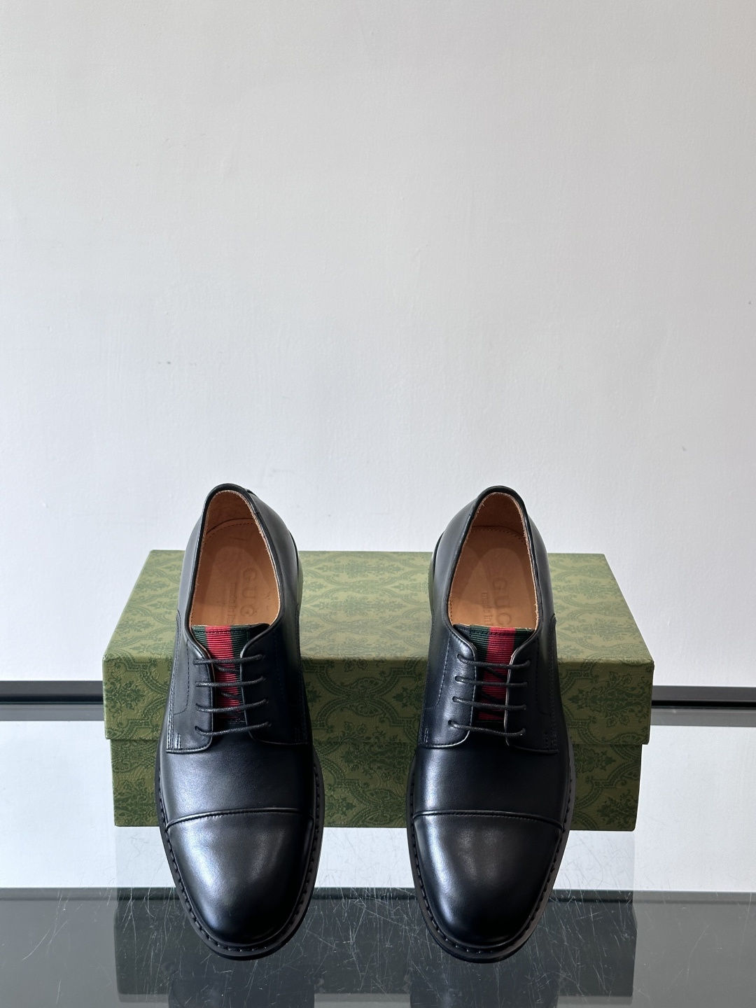GUCCI男士德比鞋，黑色抛光牛皮革，质感高级又耐用✨。三接头设计+红色织带细节，低调中带点品牌辨识度。