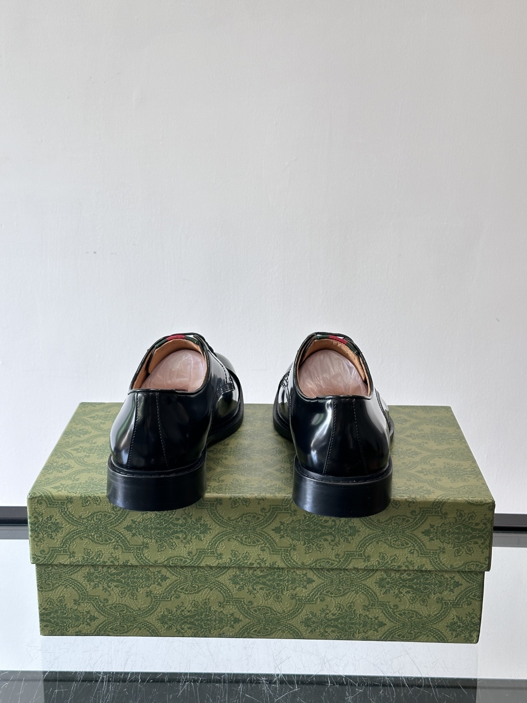 GUCCI男士德比鞋，黑色抛光牛皮革，质感高级又耐用✨。三接头设计+红色织带细节，低调中带点品牌辨识度。
