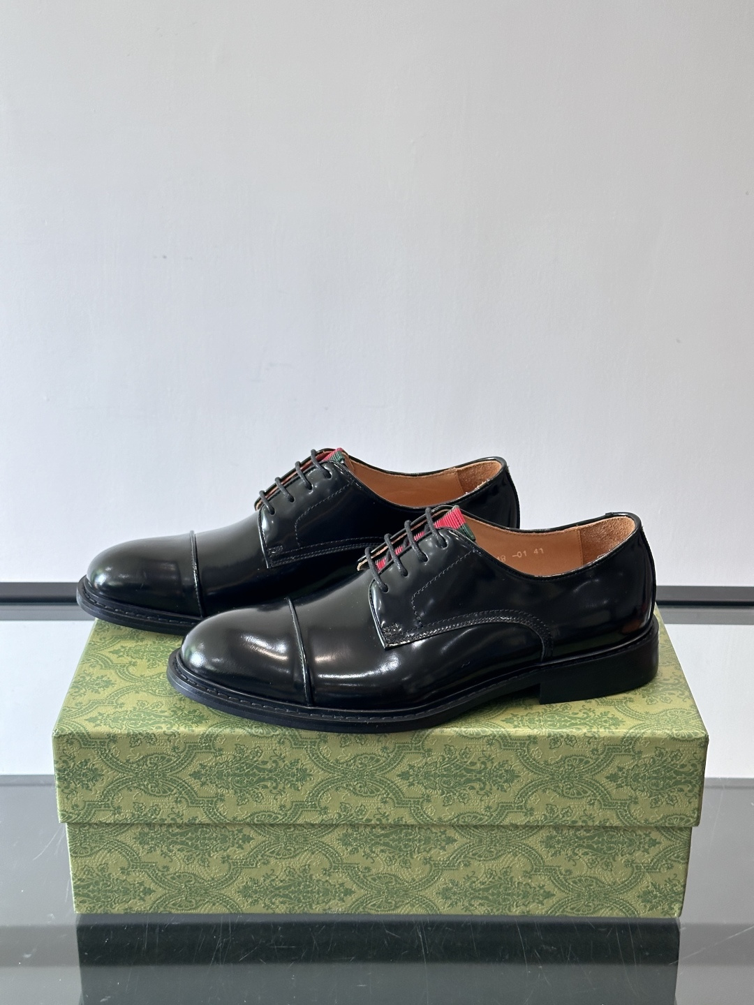 GUCCI男士德比鞋，黑色抛光牛皮革，质感高级又耐用✨。三接头设计+红色织带细节，低调中带点品牌辨识度。