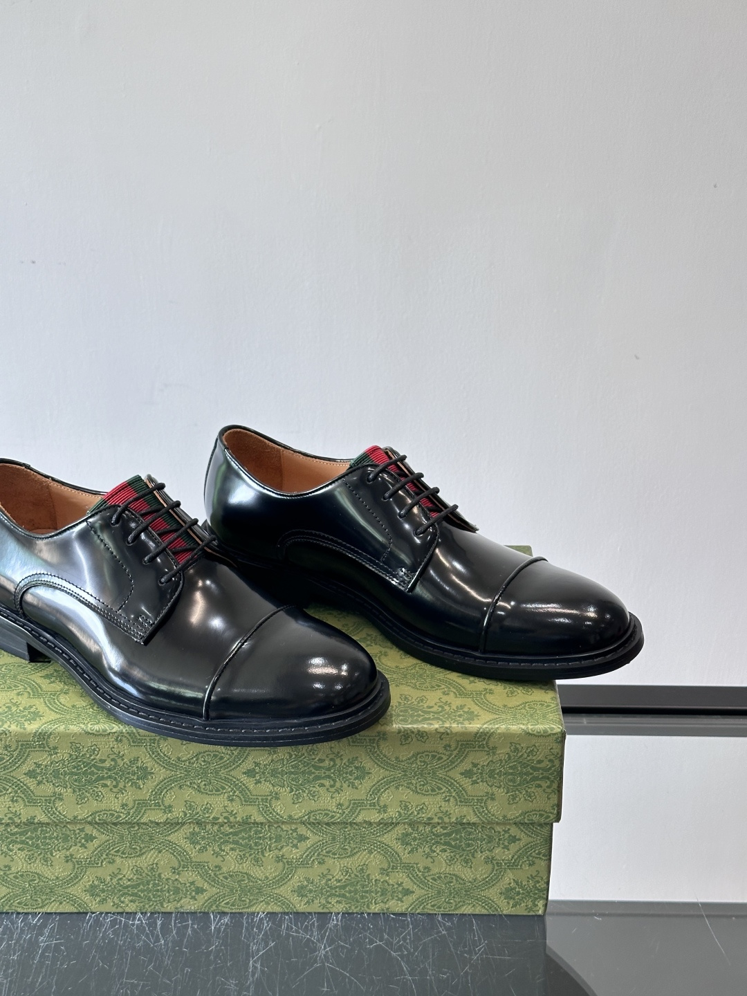GUCCI男士德比鞋，黑色抛光牛皮革，质感高级又耐用✨。三接头设计+红色织带细节，低调中带点品牌辨识度。