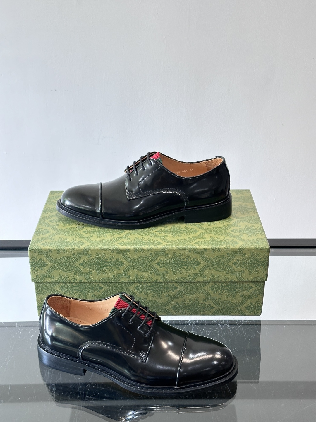 GUCCI男士德比鞋，黑色抛光牛皮革，质感高级又耐用✨。三接头设计+红色织带细节，低调中带点品牌辨识度。