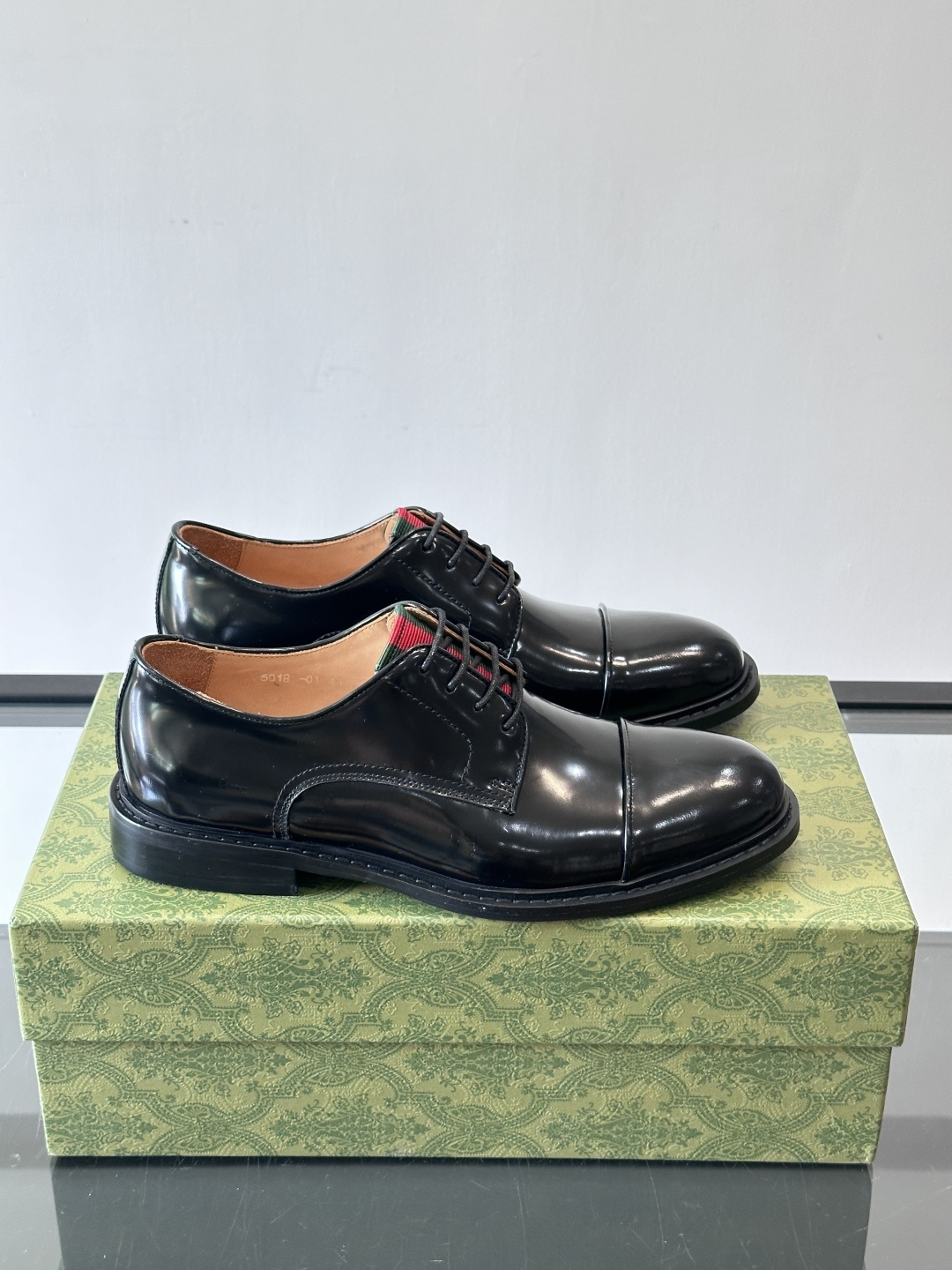 NO:574932,GUCCI men's derby shoes, black polished cow leather, high-end and durable in texture. Three-joint design + red webbing details, low-key but with a bit of brand recognition. Wear-resistant rubber soles, comfortable to wear, suitable for long commutes or formal occasions. The shoe shape is slender, and can be controlled by high or wide insteps. It is suitable for wedding preparations, business, and weddings!  Pair it with a suit or casual trousers to easily switch between business or yuppie style, practical and stylish. ,size39-44 (customized at 38.45),,gucci,business suit,cowhide19860909GUCCI男士德比鞋,黑色抛光牛皮革,质感高级又耐用.三接头设计+红色织带细节,低调中带点品牌辨识度.鞋底耐磨橡胶,穿着舒适,适合长时间通勤或正式场合.鞋型修长,脚背高或脚宽都能驾驭,备婚、商务、婚礼都很适合！搭配西装或休闲裤,轻松切换商务or雅痞风,实用又有型. ,size39-44（38.45定制）,,gucci,business suit,cowhide,Men's shoes