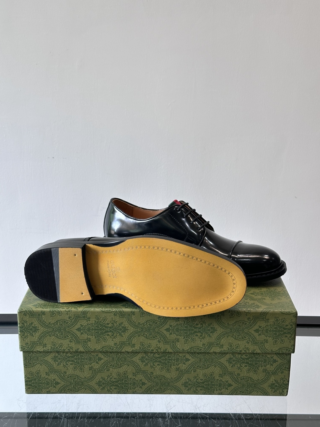 GUCCI男士德比鞋，黑色抛光牛皮革，质感高级又耐用✨。三接头设计+红色织带细节，低调中带点品牌辨识度。