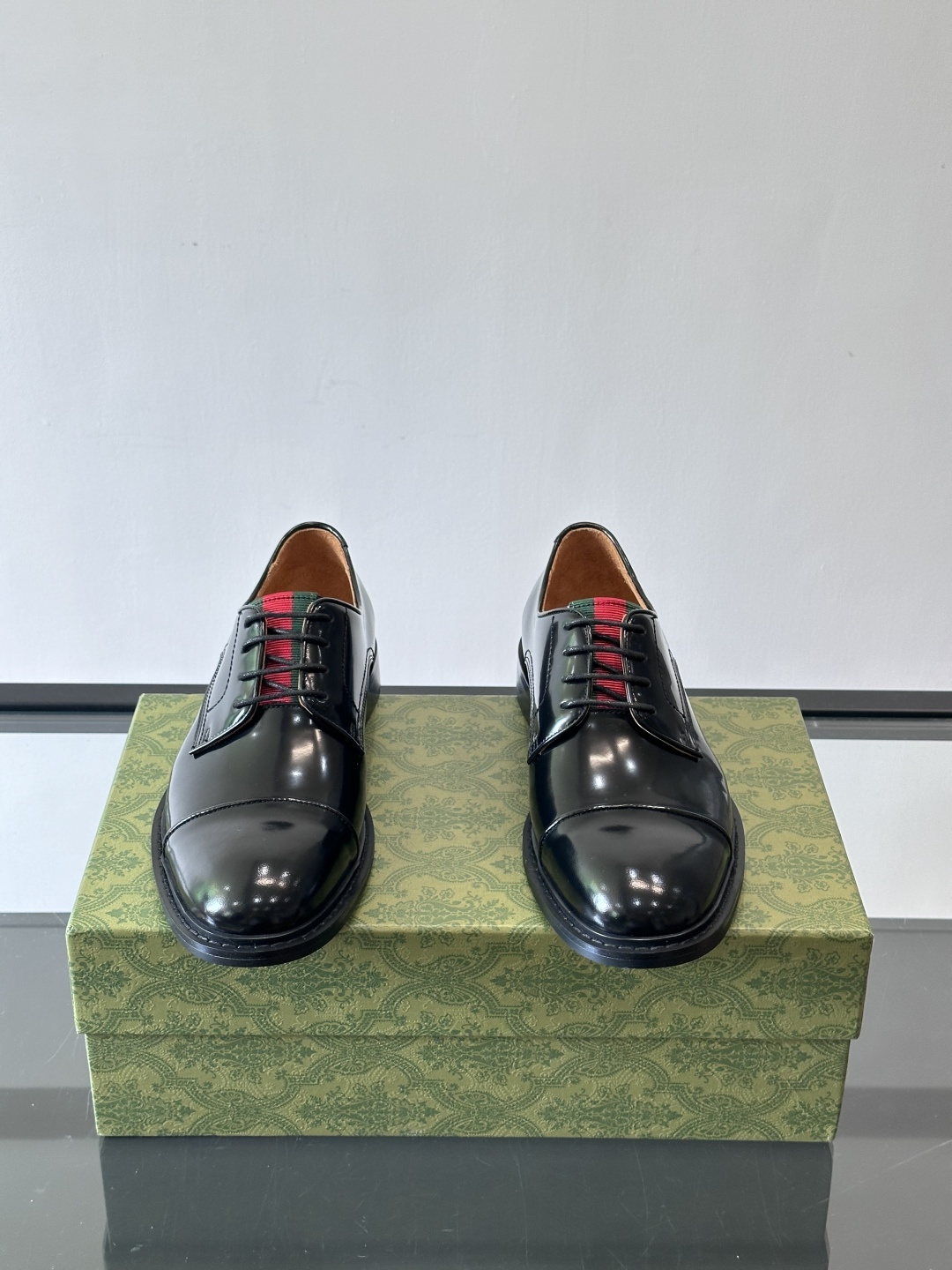 GUCCI男士德比鞋，黑色抛光牛皮革，质感高级又耐用✨。三接头设计+红色织带细节，低调中带点品牌辨识度。