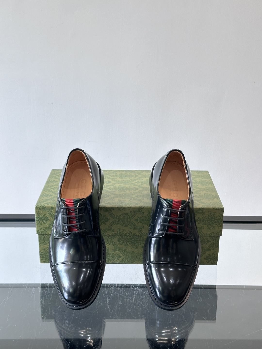 GUCCI男士德比鞋，黑色抛光牛皮革，质感高级又耐用✨。三接头设计+红色织带细节，低调中带点品牌辨识度。