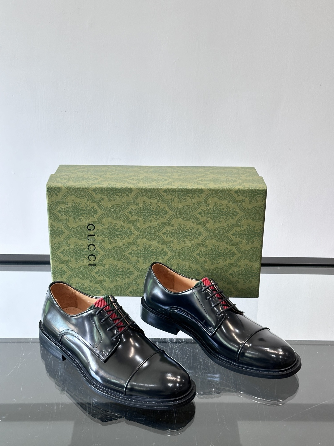 GUCCI男士德比鞋，黑色抛光牛皮革，质感高级又耐用✨。三接头设计+红色织带细节，低调中带点品牌辨识度。